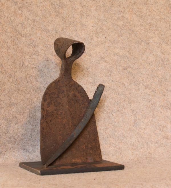Cette sculpture 'Maternité' est née de la récupération de vieux outils rouillés
