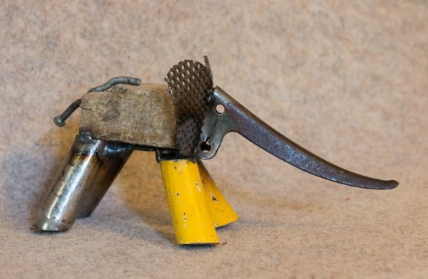 Petite sculpture en métal d'un éléphant jaune, pour une déco originale