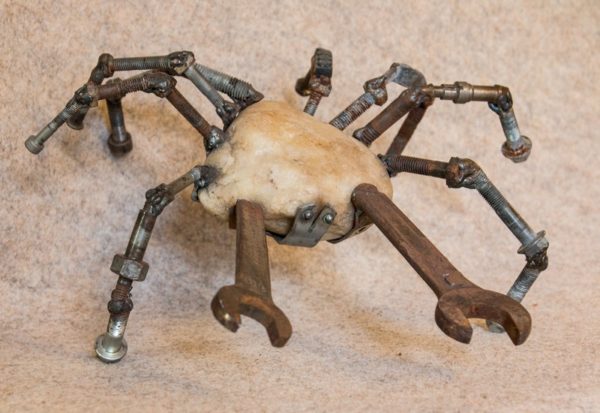 L'art de recycler le métal en le transformant en petit crabe