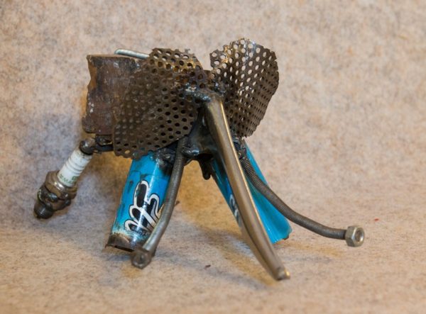 Petit éléphant en métal rouillé, de couleur bleue. Vue de face