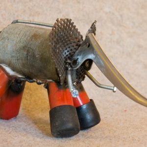 Une petite sculpture d'éléphant rouge en métal de récupération